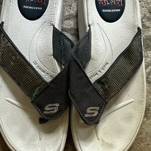 Skechers Black and White women’s Flip-Flops size 9